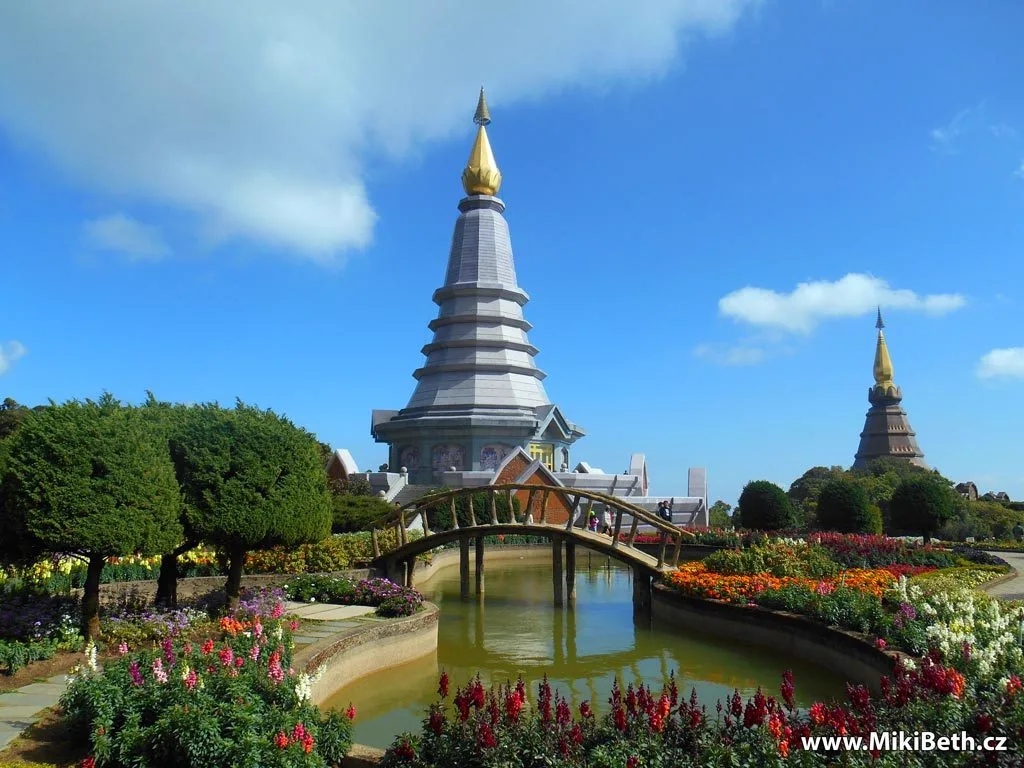 phra mahathat chedi